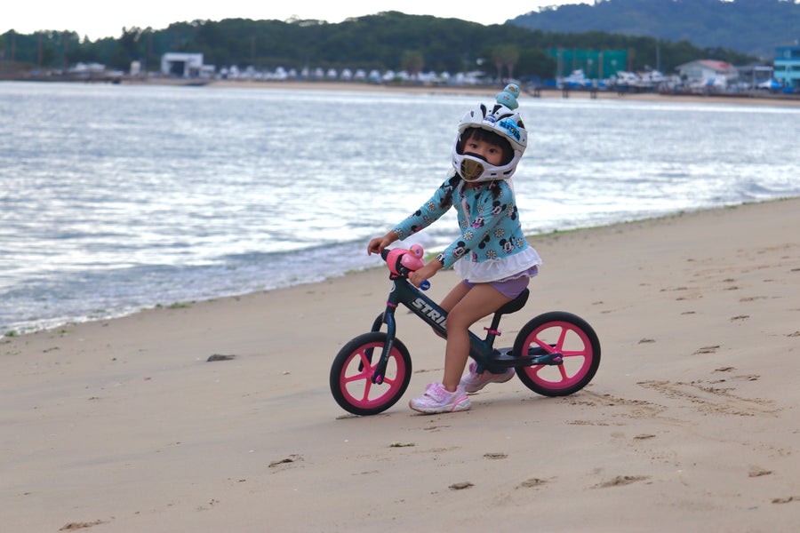 初めての海辺でストライダー