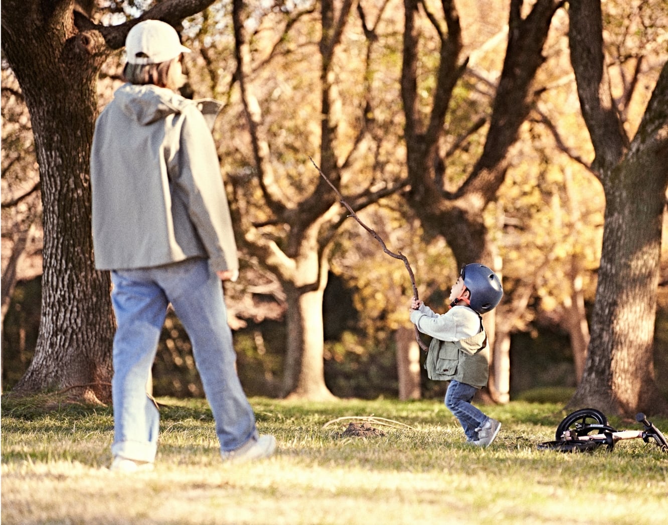 ストライダーの前の親子